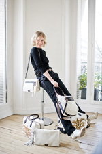 Парижанка Маша Кежа - на 5% белорусский дизайнер (наряды и образы: чёрный джемпер, чёрные брюки, белая сумка, коричневый ремень)