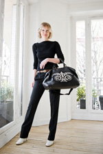 Парижанка Маша Кежа - на 5% белорусский дизайнер (наряды и образы: чёрный джемпер, чёрные брюки, коричневый ремень, чёрная сумка)