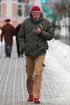 Уличная мода в Гомеле. Январь 2013 (наряды и образы: красные кроссовки, куртка цвета хаки)