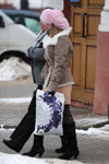 Moda uliczna w Homlu. 01/2013 (ubrania i obraz: czapka futrzana różowa, rajstopy czarne fantazyjne)