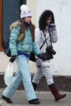 Уличная мода в Гомеле. Январь 2013 (наряды и образы: голубые брюки, синий свитер, бирюзовая куртка, чёрные перчатки, белая трикотажная шапка с помпоном)