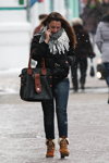 Вулична мода в Гомелі. Січень 2013 (наряди й образи: чорна стьобана куртка, чорна сумка, сіні джинси)