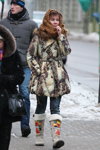 Уличная мода в Гомеле. Январь 2013 (наряды и образы: серые сапоги, куртка с принтом)