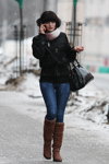 Вулична мода в Гомелі. Січень 2013 (наряди й образи: чорна куртка, сіні джинси, чорна сумка, коричневі чоботи)
