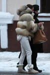 Уличная мода в Гомеле. Январь 2013 (наряды и образы: белые брюки, коричневая сумка)