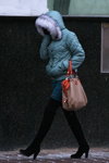 Вулична мода в Гомелі. Січень 2013 (наряди й образи: чорні ботфорти, чорні колготки)