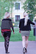 Фотофакт: полосатые блондинки (наряды и образы: чёрные брюки, полосатая юбка)