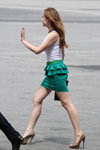 Moda uliczna w Homlu. 05/2013 (ubrania i obraz: spódnica mini zielona, rzemień zielony, top biały, szpilki w kolorze kawa z mlekiem)