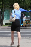 Moda uliczna w Homlu. 05/2013 (ubrania i obraz: bluzka błękitna, spódnica czarna, rajstopy w siatkę cieliste, sandały beżowe)