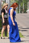 Straßenmode in Gomel. 05/2013 (Looks: blaues Maxi Kleid, rote Haare)