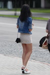 Moda en la calle en Gómel. 05/2013 (looks: sandalias de tacón de cuña blancas, bolso negro, cazadora denim azul, falda beis corta)