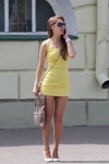 Moda en la calle en Gómel. 05/2013 (looks: vestido amarillo corto, zapatos de tacón blancos, gafas de sol, , pantis transparentes cueros)