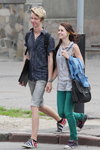 Straßenmode in Gomel. 05/2013 (Looks: graue Shorts, blaues kariertes Hemd, schwarze Handtasche, graue Bluse, grüne Jeans)