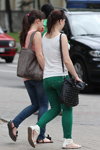 Straßenmode in Gomel. 05/2013 (Looks: weißes Top, schwarze Handtasche, weiße Sandalen, grüne Jeans)