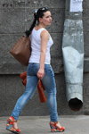 Straßenmode in Gomel. 05/2013 (Looks: Sandaletten mit Keilabsatz, weißes Top, braune Handtasche, himmelblaue Jeans, bunte Sandaletten mit Keilabsatz)
