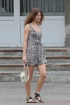 Moda en la calle en Gómel. 05/2013 (looks: bolso blanco, vestido con estampado de leopardo de color blanco y negro corto)