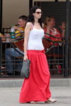 Moda uliczna w Homlu. 05/2013 (ubrania i obraz: spódnica maksi czerwona, top biały, okulary przeciwsłoneczne, sandały białe)