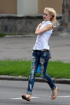 Уличная мода в Гомеле. Последние мгновения весны (наряды и образы: белая блуза, синие рваные джинсы, блонд (цвет волос))