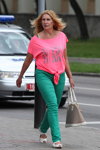 Moda uliczna w Homlu. 05/2013 (ubrania i obraz: top różowy, jeansy zielone, półbuty białe)