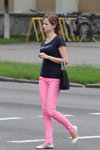 Straßenmode in Gomel. 05/2013 (Looks: blaues Top, rosane Hose mit Tupfen, weiße Ballerinas, schwarze Handtasche)