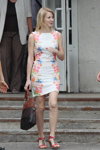 Moda uliczna w Homlu. 05/2013 (ubrania i obraz: sukienka mini biała kwiecista, sukienka mini biała kwiecista, sandały czerwone, blond (kolor włosów))