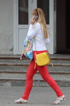 Straßenmode in Gomel. 05/2013 (Looks: weiße Sandalen, gelbe Handtasche, rote Hose, weißer Pullover)