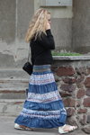 Moda uliczna w Homlu. 05/2013 (ubrania i obraz: spódnica maksi niebieska, sandały białe, torebka czarna)