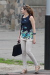Уличная мода в Гомеле. Последние мгновения весны (наряды и образы: серые брюки, синий цветочный топ)