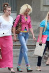 Straßenmode in Gomel. 05/2013 (Looks: rosaner Blazer, türkise Sandaletten, himmelblaue zerrissene Jeans, blonde Haare)
