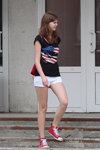 Straßenmode in Gomel. 05/2013 (Looks: schwarzes Top, weiße Shorts, rote Hoch geschnittene Sneakers)