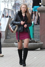 Moda en la calle en Minsk. 04/2013. Parte 1 (looks: chaqueta negra, botas negras, , pantis transparentes cueros)