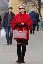 Весенняя мода на улицах Минска. Апрель. Часть 1 (наряды и образы: красное пальто мини, чёрные ботфорты, красная сумка, солнцезащитные очки)