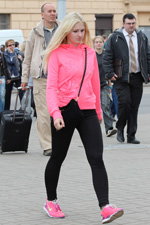 Straßenmode in Minsk. 04/2013. Teil 1 (Looks: rosane Jacke, schwarze Leggins, rosane Sneakers, blonde Haare)