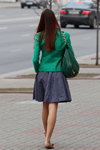 Весенняя мода на улицах Минска. Апрель. Часть 1 (наряды и образы: зеленая куртка, зеленая сумка, синяя юбка)