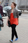 Moda en la calle en Minsk. 04/2013. Parte 1 (looks: chaqueta gris, , túnica roja, zapatos de tacón azul claro, bollo)