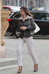 Moda en la calle en Minsk. 04/2013. Parte 1 (looks: pantalón blanco, chaqueta negra, bolso blanco, )