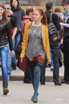 Moda uliczna w Mińsku. 04/2013. Część 1 (ubrania i obraz: kurtka żółta, rajstopy niebieskie, sukienka czarno-biała, rude włosy)