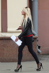 Straßenmode in Minsk. 04/2013. Teil 1 (Looks: blonde Haare, schwarze Jacke, schwarz-weiße Pumps, blaue Jeans)