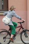 Moda en la calle en Minsk. 04/2013. Parte 1 (looks: pantalón verde, chaqueta gris)