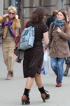 Moda en la calle en Minsk. 04/2013. Parte 1 (looks: vestido marrón)