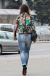 Straßenmode in Minsk. 04/2013. Teil 1 (Looks: bunter Blazer, schwarze Handtasche, himmelblaue Jeans)