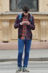 Весенняя мода на улицах Минска. Апрель. Часть 1 (наряды и образы: клетчатая рубашка, клетчатая куртка, синие джинсы)