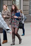 Moda en la calle en Minsk. 04/2013. Parte 1 (looks: chaqueta negra estampada, pantis transparentes negros, bolso negro)