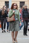 Moda en la calle en Minsk. 04/2013. Parte 1 (looks: , bolso marrón, falda gris, gafas de sol)