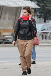 Весенняя мода на улицах Минска. Апрель. Часть 1 (наряды и образы: песочные брюки, красный шарф, чёрная кожаная куртка)