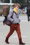 Весенняя мода на улицах Минска. Апрель. Часть 1 (наряды и образы: желтый шарф, серая куртка)