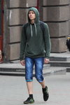 Moda en la calle en Minsk. 04/2013. Parte 1 (looks: calcetines negros, sudadera con capucha verde, sneakers negros, short denim azul)
