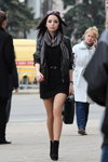 Moda en la calle en Minsk. 04/2013. Parte 1 (looks: vestido negro corto, chaqueta negra, botas negras)