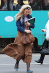 Moda en la calle en Minsk. 04/2013. Parte 1 (looks: falda midi, bolso marrón)