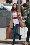 Moda en la calle en Minsk. 04/2013. Parte 1 (looks: blusa blanca, top blanco, cinturón marrón, vaquero azul)